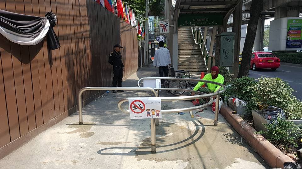 Таиланд. Новости: В Бангкоке нашли решение против мотоциклистов, гоняющих по тротуарам.