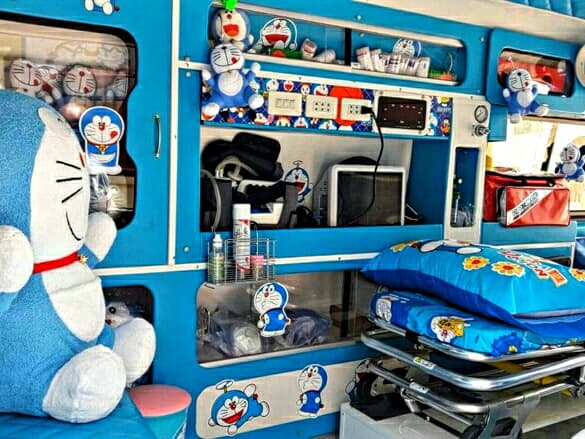 Таиланд. Новости: Спасатель из Чон-Бури украсил свою "скорую" в стиле Doraemon.