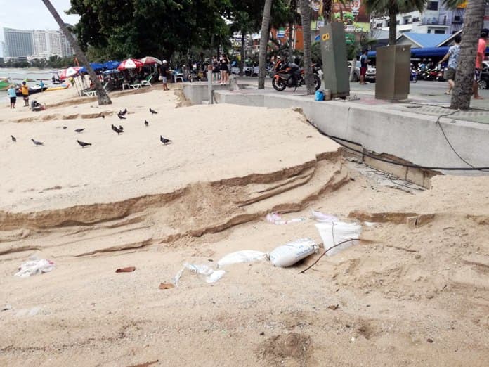 Сильные дожди препятствуют реконструкции пляжа в Паттайе.