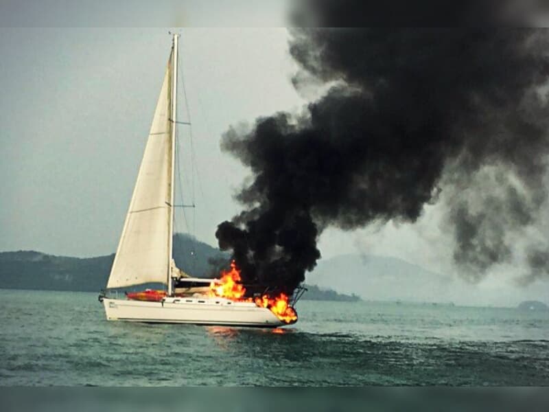 Капитан яхты, сгоревшей после удара молнии, оштрафован и получил условный срок.