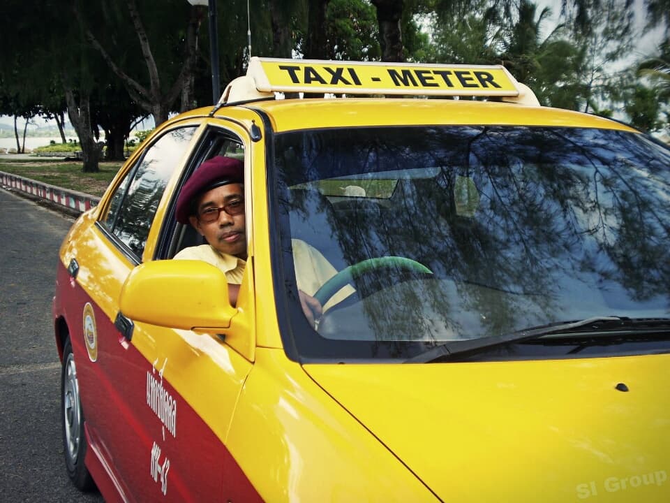 Фирмы такси потребовали равных тарифов с участниками программы "TAXI OK".