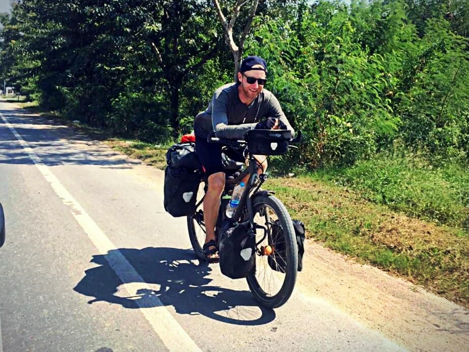 Голландский велосипедист проехал 18 тыс. км, чтобы навестить живущего в Таиланде отца.