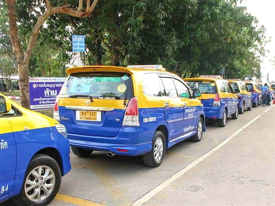 Такси тайцы. Toyota минивэн в Тайланде. Тайское такси. Такси в Тайланде. Такси Тайланд Паттайя.