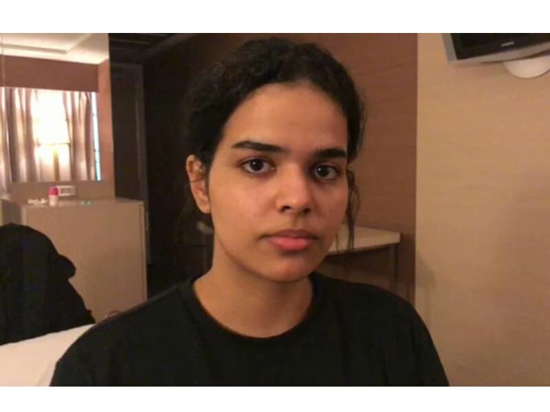 18-летняя арабка заперлась в тайском отеле, чтобы её не депортировали.
