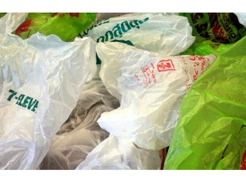 За месяц 7-eleven сократил выдачу пластиковых пакетов на 100 млн штук.