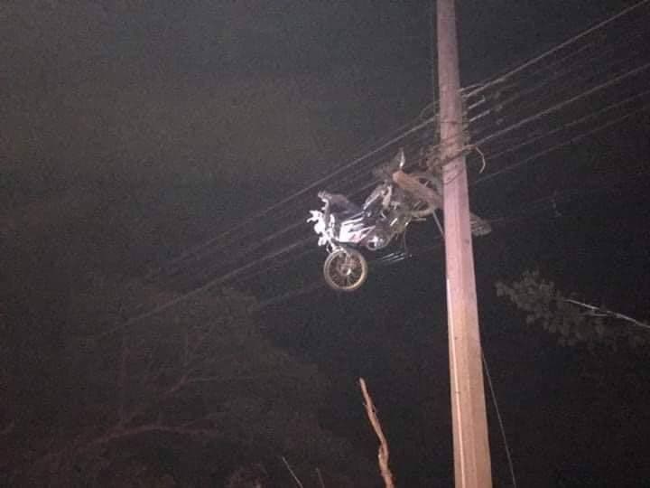 В Сурине летающий мотоцикл застрял в электропроводах на высоте 4 метров.