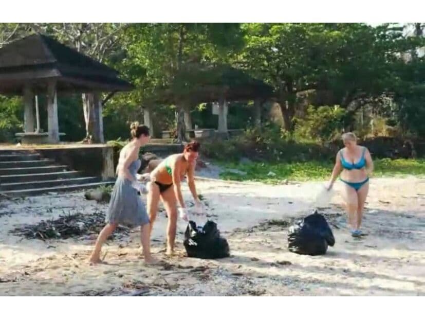 5 иностранцев потратили свой отпуск на уборку пляжа в Краби.