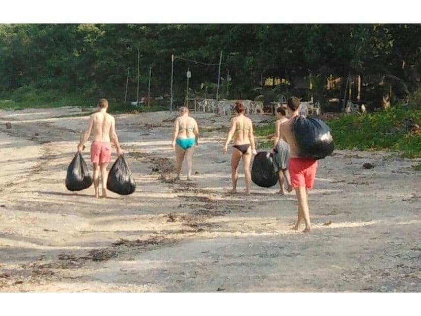 5 иностранцев потратили свой отпуск на уборку пляжа в Краби.