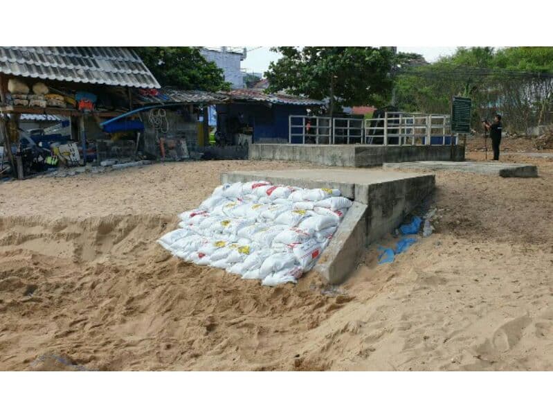 Власти Паттайи заткнули канализацию мешками с песком.