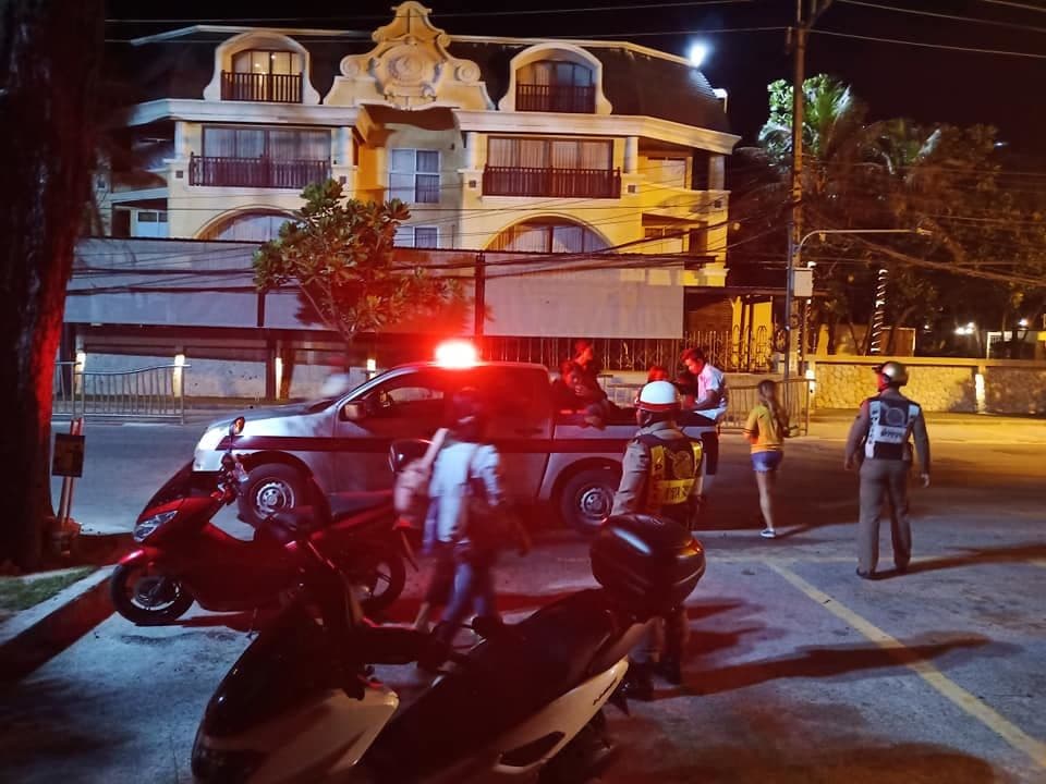 Около сотни бирманских подростков с ножами собрались возле пляжа Патонг. Около сотни бирманских подростков с ножами собрались возле пляжа Патонг.