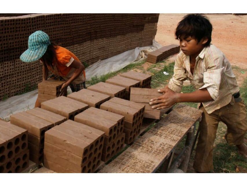 400 тысяч тайских детей пытаются самостоятельно зарабатывать.