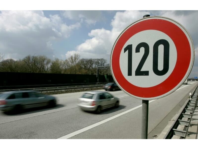 Министр транспорта готов повысить ограничение скорости до 120 км/ч.