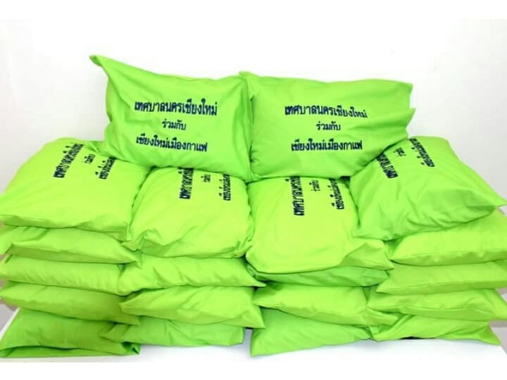 В Чанг-Мае наладили производство подушек из пластиковых трубочек.