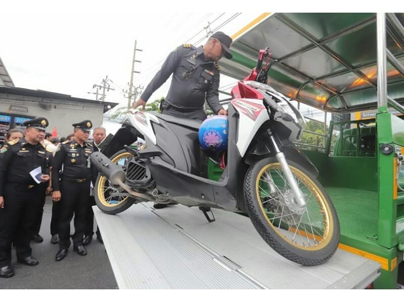 В Бангкоке штраф за езду по тротуарам на мотоцикле увеличили до 3'000 бат.