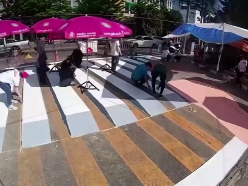 Потрясающие трехмерные пешеходные переходы в Таиланде заставляют всех водителей тормозить.