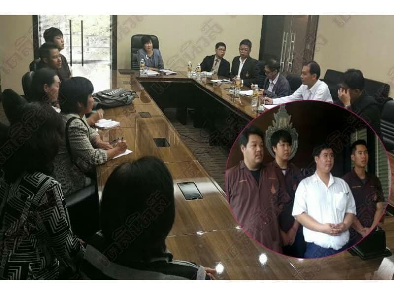 Тайские студенты возмущены, что их заставляют учить английский язык. Тайские студенты возмущены, что их заставляют учить английский язык.