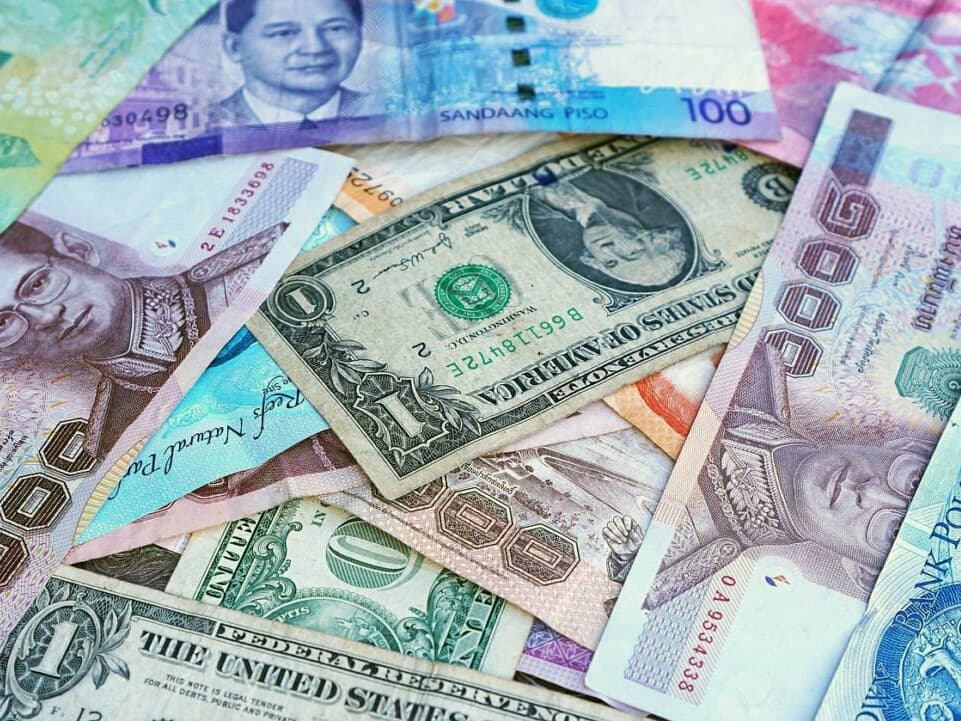 Тайская валюта продолжает дорожать. Доллар просел уже ниже 30 бат.
