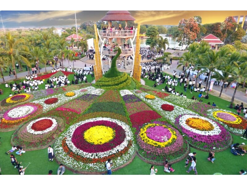 Ежегодный фестиваль цветов в Кон-Кэне привлек рекордное число гостей.