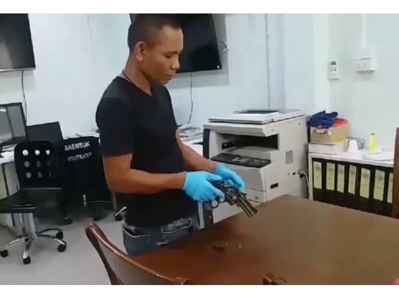 Вооруженная пистолетом обезьяна навела переполох в Чонбури.