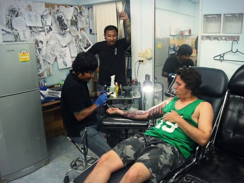 Минздрав Таиланда ввёл новые условия работы для татуировщиков.