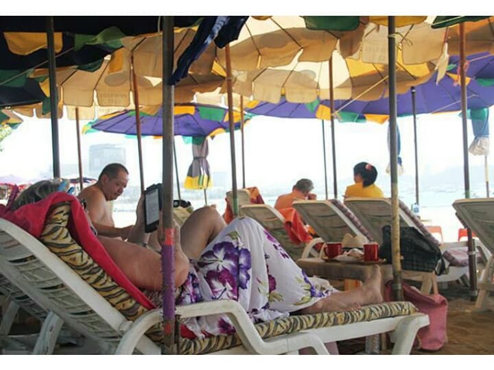 Пожилые иностранцы спасают пляжный бизнес Паттайи и Джомтьена. Пожилые иностранцы спасают пляжный бизнес Паттайи и Джомтьена.