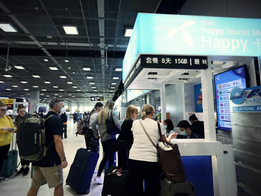 Таиланд ввёл "мобильный карантин" для всех, кто прилетает из заразных стран. Таиланд ввёл "мобильный карантин" для всех, кто прилетает из заразных стран.