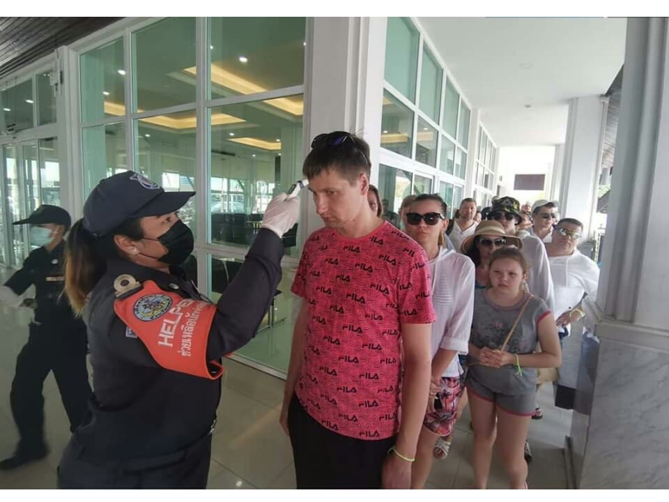 Пропуск на Ко-Лан только после измерения температуры и дезинфекции рук.