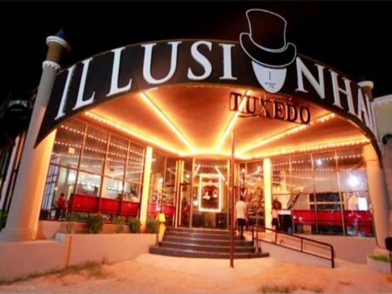 Tuxedo Illusion Hall