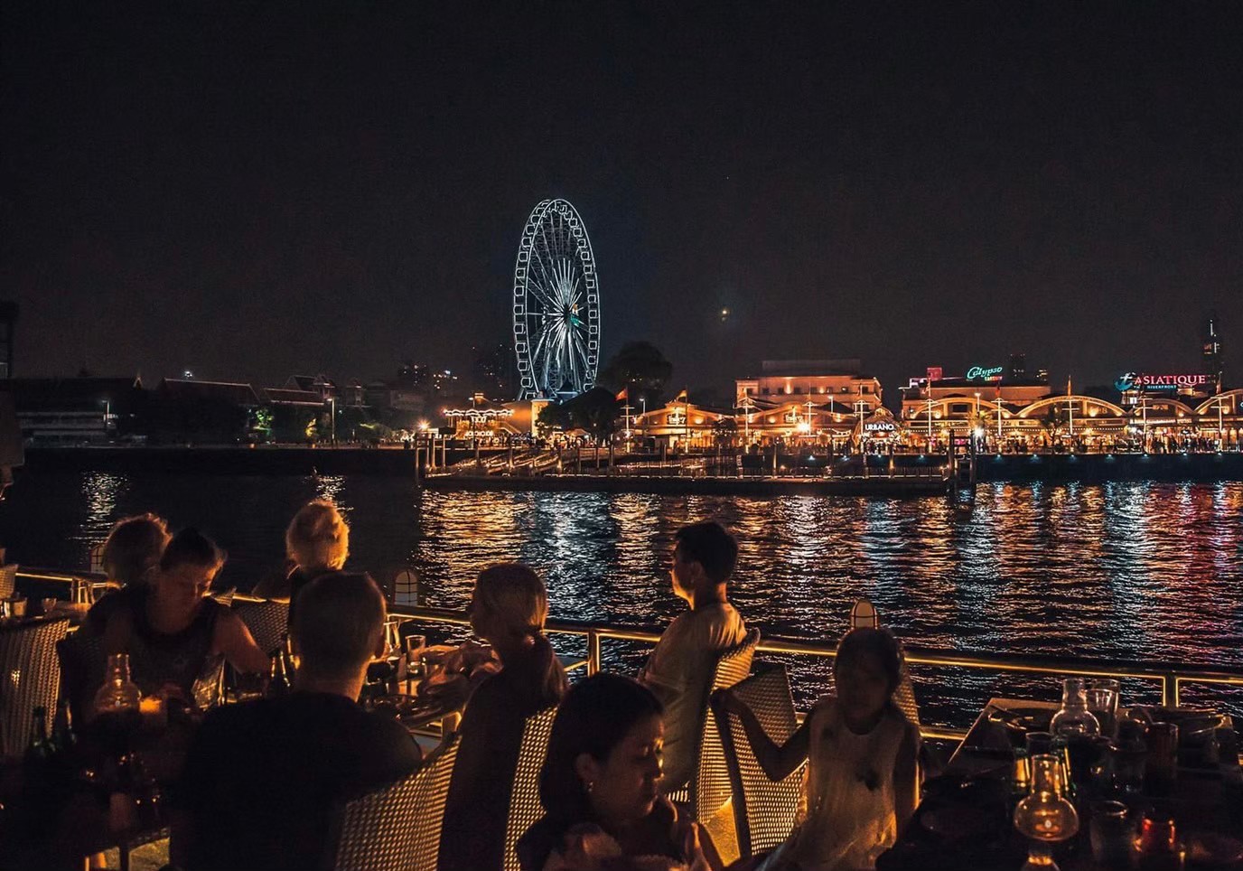 Экскурсия Вечерний круиз по Бангкоку на роскошном лайнере.