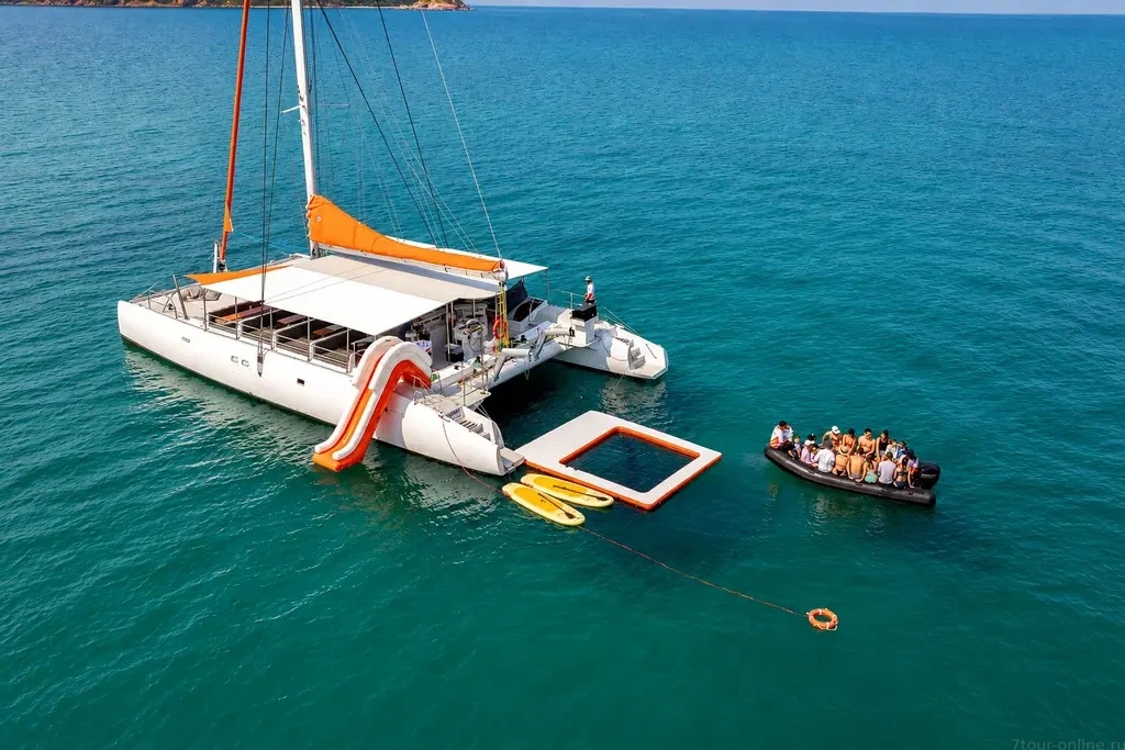 Парусный катамаран Orange Sail у острова Ко Пай